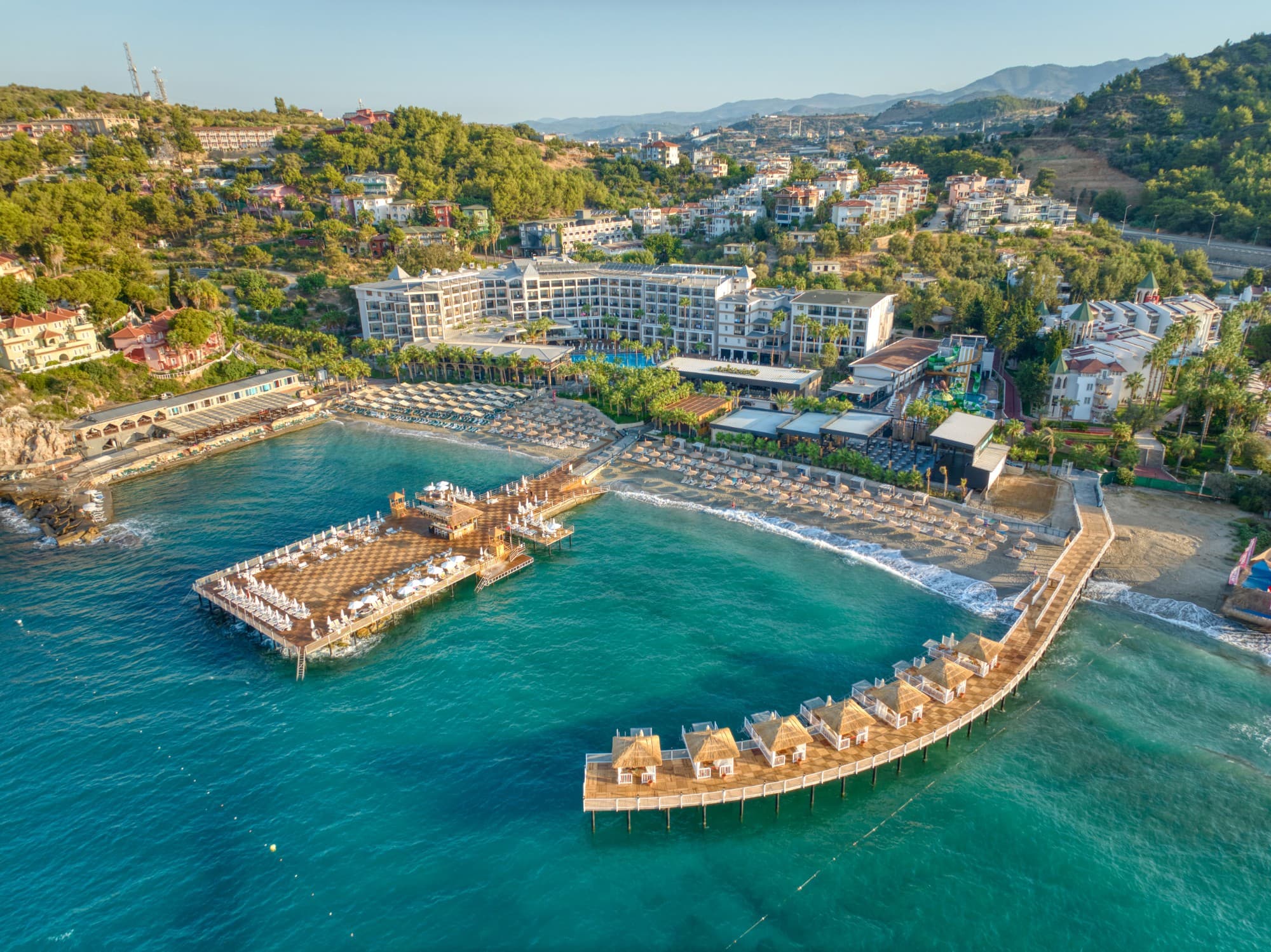 Alanya koyunda Seven Seas Kaila Bay Hotel, deniz üzerindeki iskeleler ve plaj